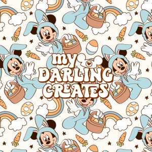 Può includere: Uno schema senza cuciture con Mickey Mouse vestito con un costume da coniglio blu che tiene un cestino di uova di Pasqua. Lo sfondo è bianco con arcobaleni pastello, nuvole, stelle e carote. Il testo "my darling creates" è al centro dello schema.