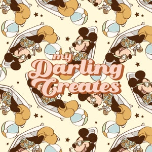 Op de afbeelding: Een naadloos patroon met een cartoon Mickey Mouse-personage dat een zonnebril en een tropisch shirt draagt, ontspannen op een ligstoel met een cocktail en een strandbal. De tekst "my Darling Creates" is in een retro-lettertype weergegeven.