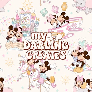 Op de afbeelding: Een naadloos roze en wit patroon met Mickey en Minnie Mouse in verschillende scènes. Het patroon bevat een carrousel, een theekopjesrit, vuurwerk en de tekst "My Darling Creates".