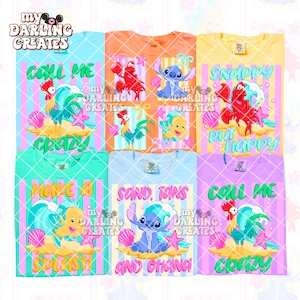 Puede incluir: Una colección de camisetas coloridas con gráficos de personajes de dibujos animados y texto. Los diseños incluyen un gallo, una langosta, Stitch y Flounder, con frases como "Call Me Crazy" y "Sand, Tans, and Ohana".