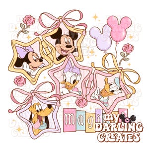 Op de afbeelding: Een grillige illustratie met Mickey Mouse, Minnie Mouse, Daisy Duck, Donald Duck en Pluto in stervormige frames. Het ontwerp bevat roze strikken, rozen en ballonnen, met de tekst "magi my DARLING CREATES".