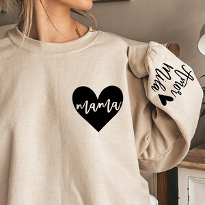 Sudadera de mamá personalizada con nombre de niño en la manga, sudadera de mamá personalizada, suéter de mamá minimalista, regalo de Navidad para mamá, Heart639