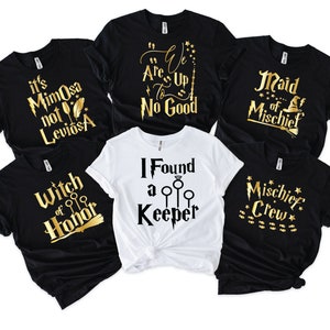 Puede incluir: Seis camisetas negras y blancas con texto y gráficos dorados. Las camisetas presentan frases temáticas de Harry Potter como "Es mimosa, no Leviosa", "Estamos en problemas", "Bruja de honor", "Encontré un guardián", "Doncella de la travesura" y "Equipo de travesuras".