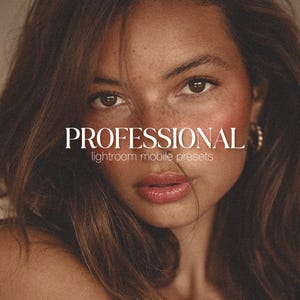 Puede incluir: Una taza de cerámica blanca con un asa negra y el texto "But First, Coffee" en negro, con una fuente de estilo manuscrito. La taza está sobre una superficie blanca.