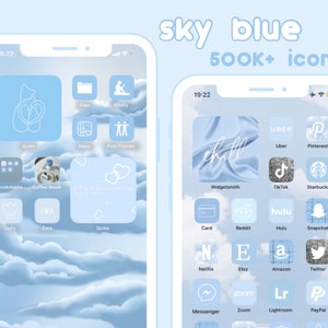 Op de afbeelding: Twee schermafbeeldingen van een iPhone die een blauw en wit thematisch telefoonstartscherm met aangepaste pictogrammen weergeven. De tekst "sky blue 500K+ icons" wordt bovenaan de afbeelding weergegeven. De pictogrammen zijn in een rasterpatroon gerangschikt en omvatten apps zoals Uber, Pinterest, TikTok, Starbucks, Hulu, Snapchat, Netflix, Etsy, Amazon, Twitter, Messenger, Zoom, Lightroom en PayPal.
