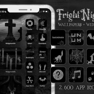 Puede incluir: Una pantalla de iPhone en blanco y negro con un conjunto de iconos de temática de Halloween. Los iconos están dispuestos en una cuadrícula y presentan imágenes espeluznantes como murciélagos, arañas y calabazas. El texto "Fright Night" está en la parte superior de la pantalla, y el texto "2.600 ICONOS DE APLICACIÓN" está en la parte inferior.