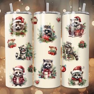 Op de afbeelding: Drie witte roestvrijstalen bekers met een crèmekleurige achtergrond en verschillende kerstthema-illustraties van wasberen die kerstmanmutsen dragen, cadeaus vasthouden en een kerstboom versieren.