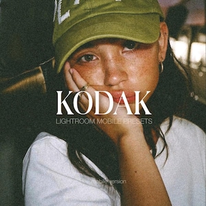 Könnte beinhalten: Eine Person trägt eine grüne Baseballkappe mit dem Wort "LAN" in Weiß. Das Wort "KODAK" wird in großen weißen Buchstaben angezeigt, darunter "LIGHTROOM MOBILE PRESETS". Die Person trägt ein weißes T-Shirt.
