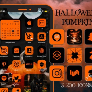 Puede incluir: Una pantalla de iPhone negra con un paquete de iconos de temática de Halloween. Los iconos son negros con acentos naranjas y presentan varios diseños, incluyendo calabazas, arañas y fantasmas. El texto "HALLOWEEN PUMPKIN" se muestra en la parte superior de la pantalla. El texto "5. 200 ICONS" se muestra en la parte inferior de la pantalla.