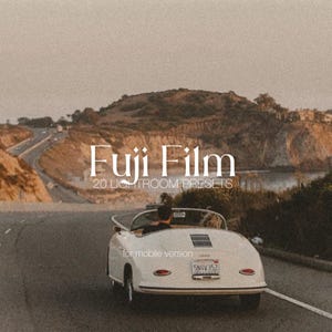 Könnte beinhalten: Ein weißer Oldtimer fährt eine kurvenreiche Straße entlang, im Hintergrund ein Berg. Der Text "Fuji Film 20 Lightroom Presets for mobile version" ist auf dem Bild zu sehen.