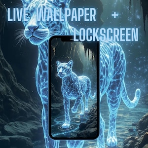 Puede incluir: Arte digital que presenta un jaguar azul brillante con las palabras "LIVE WALLPAPER + LOCKSCREEN". Un teléfono inteligente muestra una imagen similar de un jaguar. El fondo muestra un entorno similar a una cueva con una atmósfera mística.