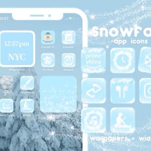 Op de afbeelding: Een blauw iPhone-scherm met een sneeuwthema. Het scherm toont een klok, een kalender en verschillende app-pictogrammen. De pictogrammen zijn gestyled met een sneeuwvlokdesign en een matglas-effect. De tekst "snowfall app icons" wordt bovenaan het scherm weergegeven.