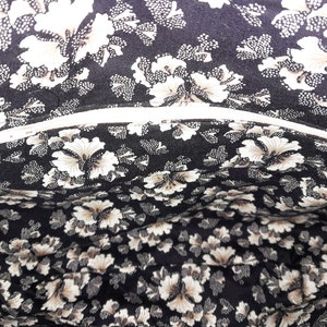 Photo of the lining showing a zippered pocket.