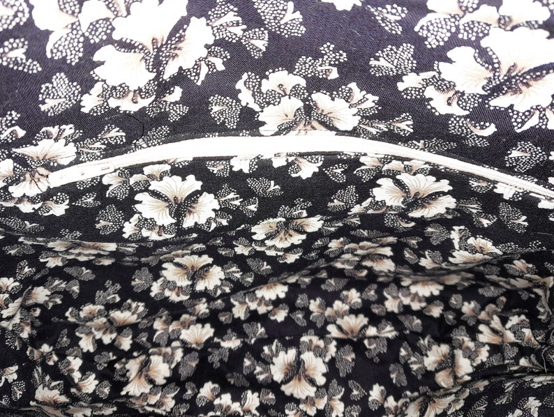 Photo of the lining showing a zippered pocket.