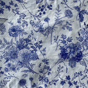 Individuelle Serviette ~ Blaue Blumen auf Weiß