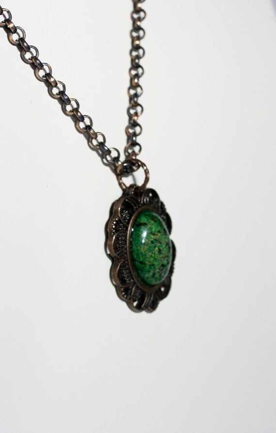 Collier Ethnique Vintage Années 70 - Pendentif Avec Cabochons En Verre Vert Sur Métal Argenté - Occasion