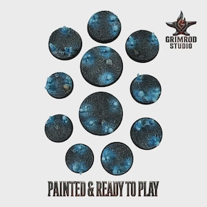 Könnte beinhalten: Eine Sammlung von zehn runden Miniaturbases mit dunklem, strukturiertem Gelände und hervorstehenden hellblauen Kristallen. Das Grimrod Studio Logo befindet sich oben rechts und der Text "PAINTED & READY TO PLAY" steht unten.