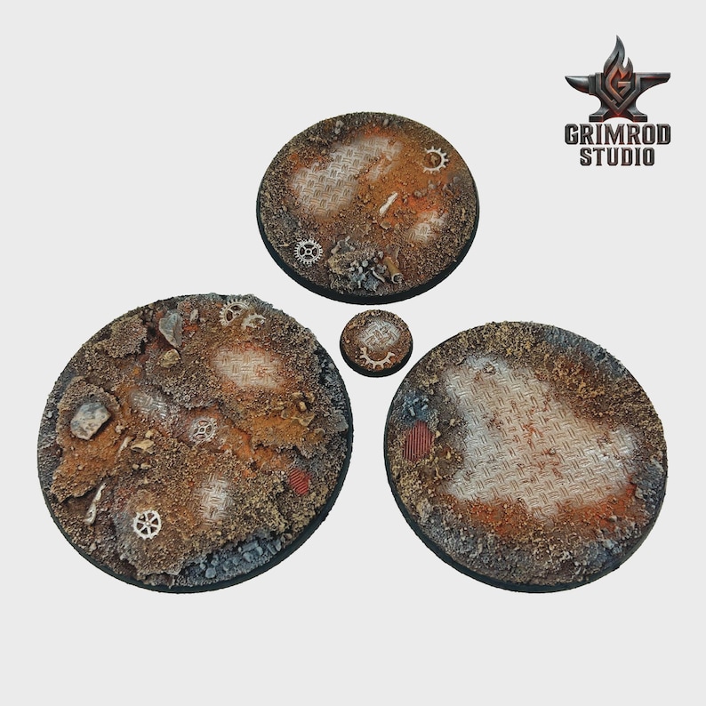 Pu&ograve; includere: Un set di quattro basi circolari, strutturate, con un'estetica industriale arrugginita. Le basi presentano ingranaggi incorporati, griglie metalliche e una miscela di toni marroni, arancioni e grigi. Il logo Grimrod Studio &egrave; visibile.