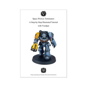 Puede incluir: Una figura en miniatura de Space Wolves Terminator, pintada en tonos grises, amarillos y plateados, sobre una base negra. La imagen, sobre fondo blanco, incluye el texto: "Space Wolves Terminator: A Step-by-Step Illustrated Tutorial with Voodjan."