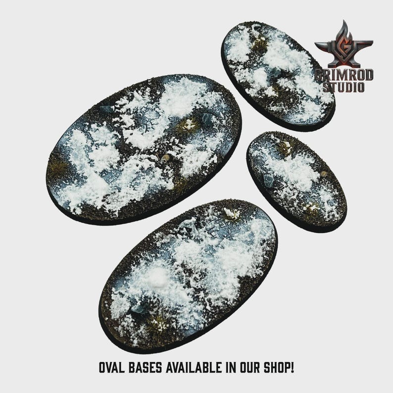 Op de afbeelding: Vier ovale bases met een getextureerd, met sneeuw bedekt uiterlijk. De bases zijn donkerbruin met witte en grijze accenten. De tekst "OVAL BASES AVAILABLE IN OUR SHOP!" staat onderaan. Het Grimrod Studio logo staat rechtsboven.