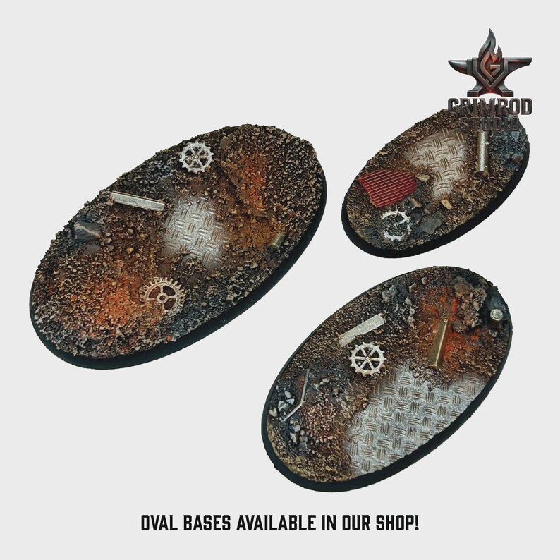 Pu&ograve; includere: Tre basi ovali con un design industriale. Ogni base presenta elementi metallici, tra cui ingranaggi e motivi a piastra diamantata, con una combinazione di colori marrone e arancione usurati. Testo: OVAL BASES AVAILABLE IN OUR SHOP!