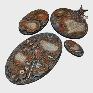 Pu&ograve; includere: Quattro basi ovali in miniatura con un design industriale strutturato. Le basi presentano un mix di toni marroni, grigi e rossi, con dettagli come griglie metalliche, rocce e piccoli ingranaggi. Per miniature.