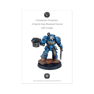 Puede incluir: Portada de libro con una figura azul de Ultramarines Terminator sosteniendo un arma y una espada. El título dice "Ultramarines Terminator: A Step-by-Step Illustrated Tutorial with Voodjan." El diseño incluye una base negra y un fondo blanco.