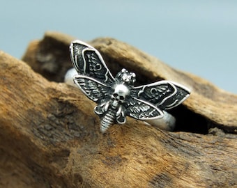 Adjustable hawk moth skull ring