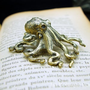 Octopus figurine / statuette in solid brass decoration