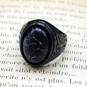 Gotische zwarte stalen zegelring met steen