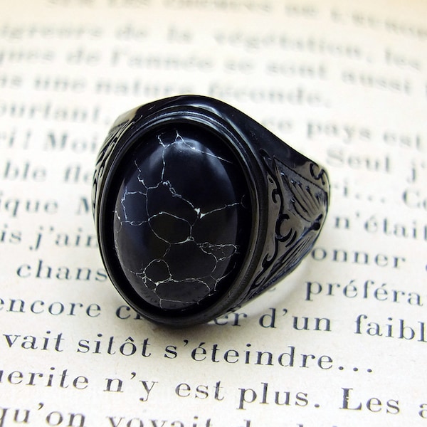 Bague chevalière gothique noire acier et pierre