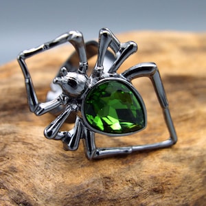 Adjustable spider and green rhinestone ring