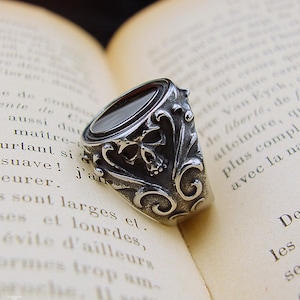 Gothic mirror-effect steel ring with a skull design for divination
