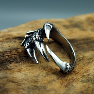 Bague gothique punk griffe de dragon