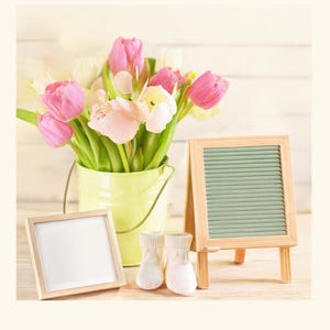 Faire-part de bébé vierge - grossesse personnalisée à venir bientôt date d'échéance tulipes printemps maman papa enceinte modèle numérique post JPEG