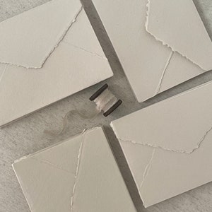 Packung mit 10 handgeschöpften Büttenumschlägen in der Farbe Sand/Clay – erhältlich in verschiedenen Größen