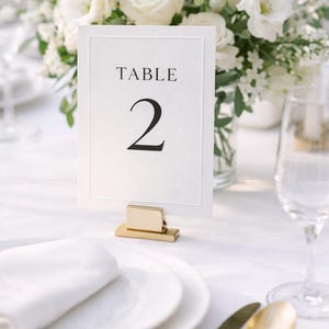 Elegante Tischnummer auf Büttenpapier mit  Blindprägung in Weiß oder Ivory für Hochzeiten und Events außergewöhnliche Tischdekoration