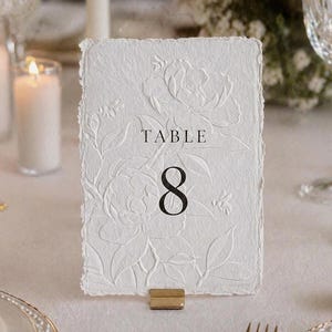 Tischnummer Hochzeit elegant minimalistisch, Blindprägung auf Baumwollpapier oder handgeschöpftem Papier, Fine Art Tischdekoration