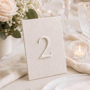 Numéros de table en lin 3D, confectionnés en lin 100 % européen, effet gaufré, décoration élégante pour mariages et événements, avec ou sans support