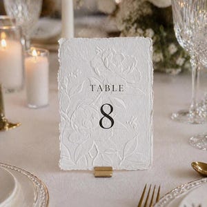 Tischnummer Hochzeit elegant minimalistisch, Blindprägung auf Baumwollpapier oder handgeschöpftem Papier, Fine Art Tischdekoration