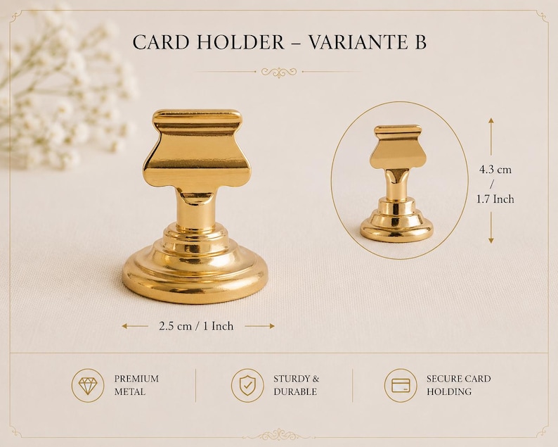 Puede incluir: Un tarjetero de metal dorado etiquetado como CARD HOLDER - VARIANTE B. La base mide 2,5 cm de di&aacute;metro y la altura es de 4,3 cm. El dise&ntilde;o presenta una base circular con un clip superior ensanchado para sujetar tarjetas de forma segura.