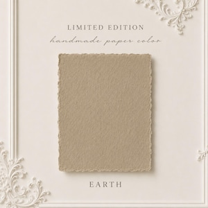 Puede incluir: Una pieza rectangular de papel hecho a mano en un color marr&oacute;n tierra s&oacute;lido con bordes irregulares. El texto LIMITED EDITION, handmade paper color y EARTH est&aacute; impreso encima y debajo del papel sobre un fondo crema con adornos.