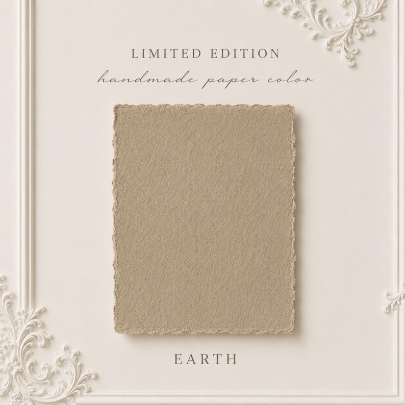 Puede incluir: Una pieza rectangular de papel hecho a mano en un color marr&oacute;n tierra s&oacute;lido con bordes irregulares. El texto LIMITED EDITION, handmade paper color y EARTH est&aacute; impreso encima y debajo del papel sobre un fondo crema con adornos.