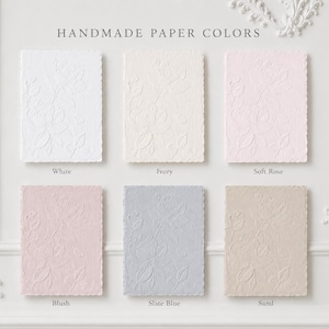 Minimalistische und elegante Tischnummern für Hochzeit & Event auf hochwertigem handgeschöpftem Büttenpapier in Weiß oder Ivory. Veredelt mit floraler Blindprägung und edlem Digitaldruck, wählbar in 3 stilvollen Farben. Die Fine-Art Tischkarten schaffen eine luxuriöse und zeitlose Tischdekoration für moderne Hochzeiten, Dinner, Gala oder exklusive Feiern. Ideal für Brautpaare, die elegante Papeterie, hochwertige Hochzeitsdeko und individuelles Design lieben.