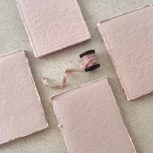 Confezione da 10 fogli di carta fatta a mano nel colore rosa delicato – disponibili in diverse misure
