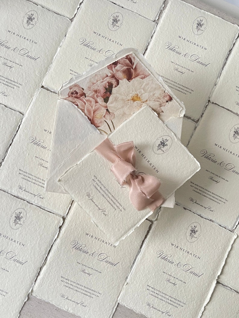 Personalisierte Einladungskarte AMELIE, auf handgeschöpftes Büttenpapier mit Seidenschleife, Wachssiegel, Umschlagfutter und Absender Bild 1