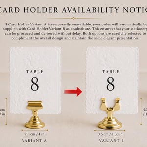 Puede incluir: Dos tarjetas de mesa blancas con la etiqueta TABLE 8 y patrones florales en relieve, exhibidas en soportes de metal dorado. El soporte variante A mide 4,3 cm de alto y 2,5 cm de ancho. El soporte variante B mide 4,3 cm de alto y 3,5 cm de ancho.