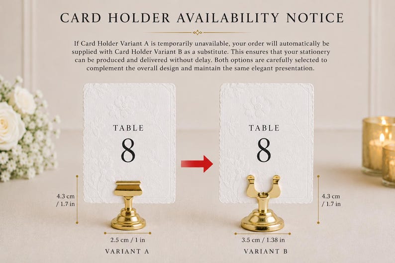 Puede incluir: Dos tarjetas de mesa blancas con la etiqueta TABLE 8 y patrones florales en relieve, exhibidas en soportes de metal dorado. El soporte variante A mide 4,3 cm de alto y 2,5 cm de ancho. El soporte variante B mide 4,3 cm de alto y 3,5 cm de ancho.