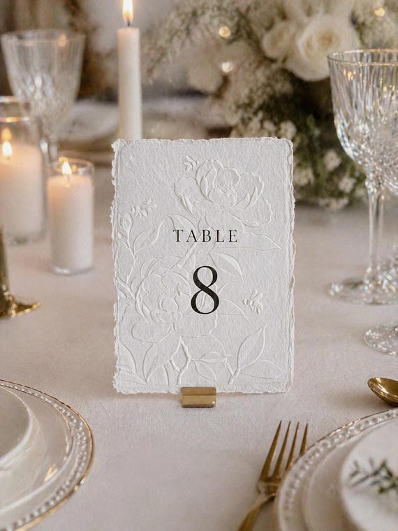 Tischnummer für Hochzeit veredelt mit floraler 3D Blindprägung auf handgeschöpftem Büttenpapier in 6 Farben, Tischdekoration mit 15 Sprachen