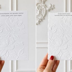 Minimalistische und elegante Tischnummern für Hochzeit & Event auf hochwertigem handgeschöpftem Büttenpapier in Weiß oder Ivory. Veredelt mit floraler Blindprägung und edlem Digitaldruck, wählbar in 3 stilvollen Farben. Die Fine-Art Tischkarten schaffen eine luxuriöse und zeitlose Tischdekoration für moderne Hochzeiten, Dinner, Gala oder exklusive Feiern. Ideal für Brautpaare, die elegante Papeterie, hochwertige Hochzeitsdeko und individuelles Design lieben.